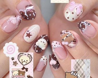 Uñas postizas Rilakuman Bakery Coquette: Uñas postizas 3D con diseño de oso y galleta, detalles de encaje y cuadros rosas y marrones, color almendra. Set de uñas postizas adorables hechas a mano.