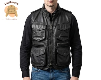 Könnte beinhalten: Schwarze Lederweste mit mehreren Fronttaschen und einem Reißverschluss. Die Weste wird über einem schwarzen Langarmhemd und einer blauen Jeans getragen. Die West hat ein klassisches, robustes Design.