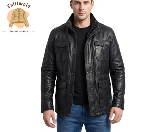 Könnte beinhalten: Schwarze Lederjacke mit vier Fronttaschen und Stehkragen. Die Jacke wird über einem schwarzen Hemd und blauen Jeans getragen. Das Logo California Leather Jackets befindet sich in der oberen linken Ecke.