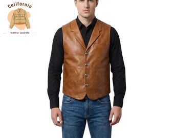 Könnte beinhalten: Eine braune Lederweste mit Knopfleiste, getragen über einem schwarzen Hemd und blauen Jeans. Die Weste hat ein klassisches Design mit einem Revers und zwei Vordertaschen. Die Weste ist Teil der California Leather Jackets Kollektion.