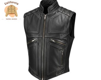 Könnte beinhalten: Schwarze Lederweste mit Stehkragen und mehreren Reißverschlusstaschen. Die Weste hat ein gestepptes Design an Schultern und Brust. Das California Leather Jackets Logo befindet sich in der oberen linken Ecke.