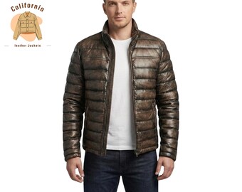 Könnte beinhalten: Braune Lederjacke mit Steppdesign. Die Jacke hat einen Reißverschluss und einen Stehkragen. Das Model trägt ein weißes T-Shirt und dunkelblaue Jeans. Der Text "California leather jackets" ist enthalten.