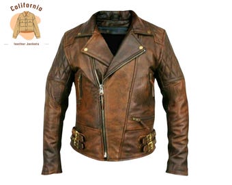 Könnte beinhalten: Braune Lederjacke im klassischen Biker-Stil mit Used-Look. Die Jacke hat einen diagonalen Reißverschluss, gesteppte Schulterdetails und goldfarbene Schnallen und Reißverschlüsse. Mehrere Taschen und das Logo "California leather jackets" sind vorhanden.