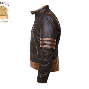 Puede incluir: Chaqueta de cuero marr&oacute;n con cuello alto y cremallera diagonal. La chaqueta presenta rayas marrones en la parte superior del brazo y un ribete marr&oacute;n claro en la parte inferior. Se ve el logotipo de California Leather Jackets.