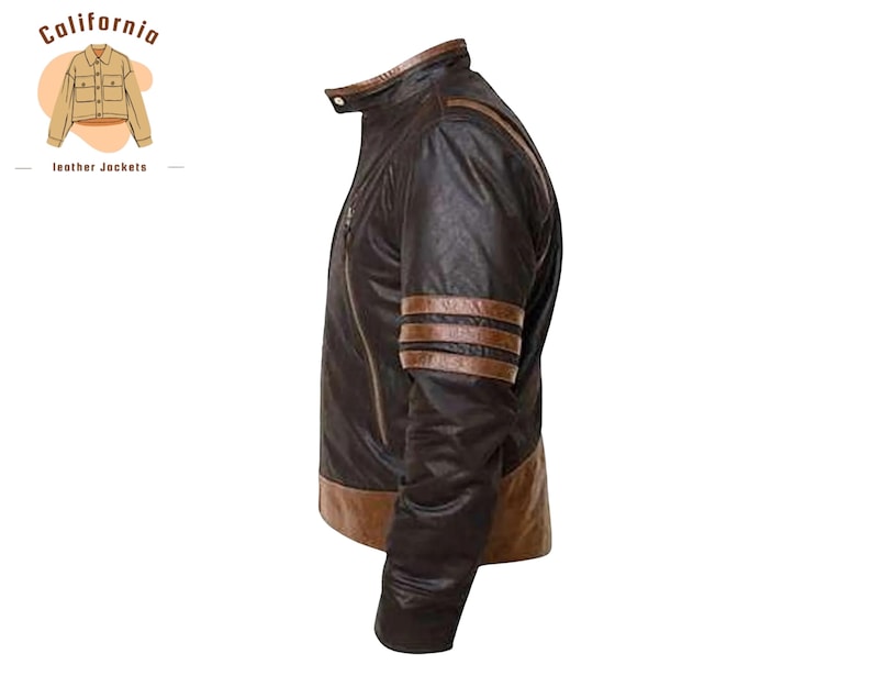 Puede incluir: Chaqueta de cuero marr&oacute;n con cuello alto y cremallera diagonal. La chaqueta presenta rayas marrones en la parte superior del brazo y un ribete marr&oacute;n claro en la parte inferior. Se ve el logotipo de California Leather Jackets.