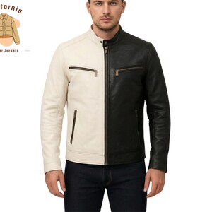Può includere: Giacca in pelle bicolore, divisa verticalmente con pannelli color crema e neri. La giacca ha un colletto rialzato, tasche con cerniera e il testo "California leather Jackets" nell'angolo in alto a sinistra.