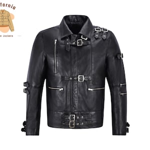 Puede incluir: Chaqueta de cuero negra con múltiples cremalleras y hebillas plateadas. La chaqueta tiene cuello y una serie de correas con hebillas en el pecho y los hombros. La chaqueta es de California Leather Jackets.