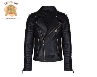 Könnte beinhalten: Schwarze Lederjacke mit goldenen Reißverschlüssen und Steppfutter. Die Jacke hat einen klassischen Biker-Stil mit einem Reverskragen, asymmetrischem Reißverschluss und mehreren Taschen. Die Ärmel haben Steppdetails und Reißverschlussmanschetten. Von California leather jackets.