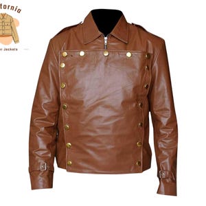 Puede incluir: Chaqueta de cuero marrón con cuello negro y botones dorados. La chaqueta tiene cierre de cremallera y dos pequeñas hebillas en las mangas. La chaqueta es de estilo clásico.