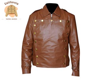Könnte beinhalten: Braune Lederjacke mit schwarzem Kragen und goldfarbenen Knöpfen. Die Jacke hat einen Reißverschluss und zwei kleine Schnallen an den Ärmeln. Die Jacke ist ein klassischer Stil.
