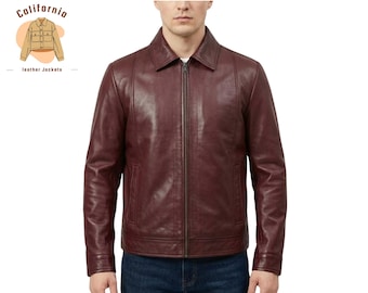 Puede incluir: Chaqueta de cuero burdeos con cremallera y cuello. La chaqueta tiene mangas largas y un diseño clásico. La imagen también incluye el texto "California leather Jackets".