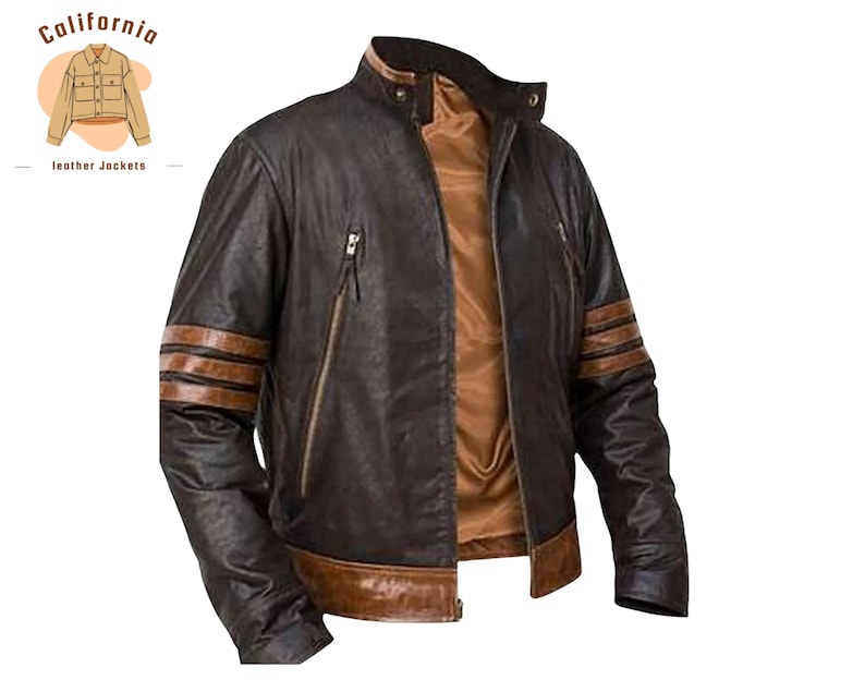 Puede incluir: Chaqueta de cuero marr&oacute;n con cuello alzado y forro interior marr&oacute;n. La chaqueta tiene dos bolsillos con cremallera y rayas marrones en las mangas. El logotipo "California leather jackets" est&aacute; en la esquina superior izquierda.