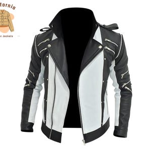 Pode incluir: Casaco de couro preto e branco com zíperes e botões de pressão prateados. O casaco tem um design único com painéis brancos na frente e nas mangas, e gola e acabamento pretos. Logotipo da California Leather Jackets.