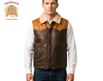 Könnte beinhalten: Eine braune Lederweste mit einem hellbraunen Lederjoch und einem cremefarbenen Shearling-Kragen. Die Weste hat zwei Vordertaschen und einen Knopfverschluss. Das California Leather Jackets-Logo befindet sich in der oberen linken Ecke.