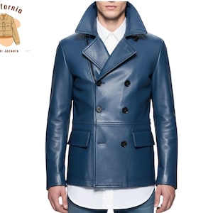 Puede incluir: Chaqueta de cuero azul con diseño cruzado. La chaqueta tiene un cuello ancho, dos bolsillos delanteros y botones negros. También se incluye el texto "California leather jackets".