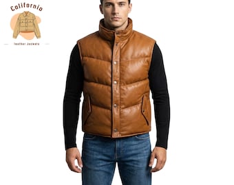 Könnte beinhalten: Eine braune Leder-Pufferweste mit hohem Kragen und Knopfverschluss. Die Weste hat zwei Vordertaschen und wird über einem schwarzen Langarmshirt und einer blauen Jeans getragen. Das Bild enthält ein Logo mit der Aufschrift "California leather jackets."