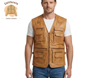 Könnte beinhalten: Eine hellbraune Lederweste mit mehreren Taschen und einem Frontreißverschluss. Die Weste hat ein klassisches Design mit einem robusten Aussehen. Das Bild enthält auch den Text "California leather jackets".