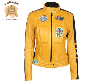 Könnte beinhalten: Gelbe Lederjacke mit schwarzen Akzenten, Stehkragen und Frontreißverschluss. Die Jacke hat Aufnäher mit Text und Grafiken. Die Ärmel haben schwarze Streifen. Von California Leather Jackets.