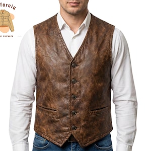 Puede incluir: Un chaleco de cuero marrón con cuello en V y cierre de botones. El chaleco tiene dos bolsillos delanteros y se usa sobre una camisa blanca y unos vaqueros azules. Parte de la colección California Leather Jackets.