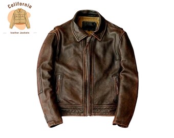 Könnte beinhalten: Braune Lederjacke mit Used-Look, Reißverschluss, zwei Seitentaschen und Kragen. Die Jacke hat einen Vintage-Look mit abgenutzter Textur und Farbvariationen. Das Logo von California Leather Jackets ist oben links zu sehen.