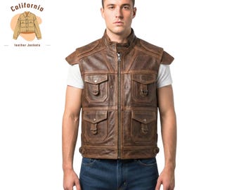 Könnte beinhalten: Braune Lederweste mit mehreren Fronttaschen und einem Reißverschluss. Die Weste hat einen Stehkragen und Schulterakzente. Das Bild enthält auch ein Logo mit der Aufschrift "California leather jackets".