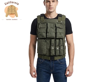 Könnte beinhalten: Olivgrüne taktische Weste mit mehreren Taschen und Riemen. Die Weste wird über einem schwarzen T-Shirt und einer blauen Jeans getragen. Das Bild enthält ein Logo mit der Aufschrift "California leather jackets".
