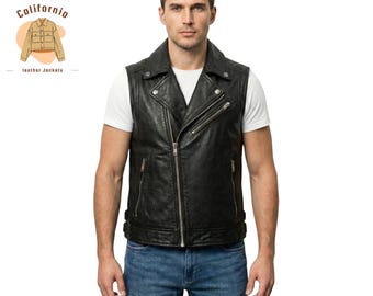 Könnte beinhalten: Schwarze Lederweste mit Reverskragen, asymmetrischem Reißverschluss und mehreren Reißverschlusstaschen. Die ärmellose Weste wird über einem weißen T-Shirt und einer blauen Jeans getragen. Das Bild enthält den Text "California leather jackets".