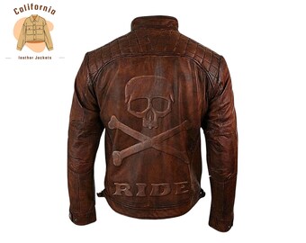 Könnte beinhalten: Braune Lederjacke mit einem geprägten Totenkopf- und gekreuzten Knochen-Design auf dem Rücken. Die Jacke hat ein gestepptes Muster auf den Schultern und das Wort "RIDE" unter dem Totenkopf. Klassischer Biker-Stil.