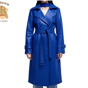 Puede incluir: Un abrigo largo de cuero azul vibrante con diseño cruzado y cinturón a juego. El abrigo presenta un cuello clásico, mangas largas y un dobladillo hasta la rodilla. Una declaración de moda audaz.