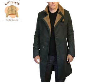 Könnte beinhalten: Ein dunkelgrüner langer Mantel mit einem braunen Shearling-Kragen. Der Mantel hat einen Knopfverschluss und eine taillierte Passform. Das Bild enthält auch ein Logo mit der Aufschrift "California leather jackets".