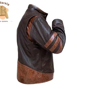 Puede incluir: Chaqueta de cuero marr&oacute;n con cuello alto y dise&ntilde;o bicolor. La chaqueta presenta rayas marrones en las mangas y un panel marr&oacute;n en contraste en la parte inferior. La chaqueta es de California Leather Jackets.