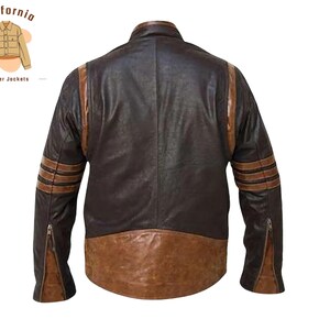 Puede incluir: Chaqueta de cuero marr&oacute;n con dise&ntilde;o bicolor. La chaqueta presenta rayas marrones en las mangas y un panel marr&oacute;n en contraste en la parte inferior. La chaqueta tiene una cremallera en cada manga. El logotipo de California Leather Jackets est&aacute; en la esquina superior izquierda.