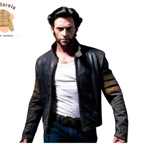 Puede incluir: Chaqueta de cuero negra desgastada con detalles marrones en las mangas. La chaqueta tiene un cuello cl&aacute;sico, una cremallera frontal y un cintur&oacute;n. El modelo lleva una camiseta interior blanca y vaqueros azules. De California Leather Jackets.