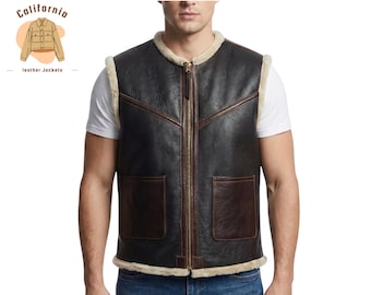 Könnte beinhalten: Eine schwarze Lederweste mit braunen Zierleisten und einem cremefarbenen Shearling-Futter. Die Weste hat einen Reißverschluss, zwei Vordertaschen und ein Logo "California leather jackets".
