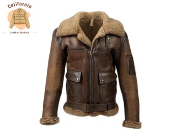 Könnte beinhalten: Braune Lederjacke mit Lammfellkragen und -futter. Die Jacke hat einen Reißverschluss, zwei Vordertaschen und einen Gürtel in der Taille. Die Ärmel haben Reißverschlusstaschen und Lammfellbündchen. Der Text "California leather Jackets" ist enthalten.