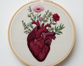 Bordado a mano con diseño de corazón floral, descarga instantánea (plantilla PDF)