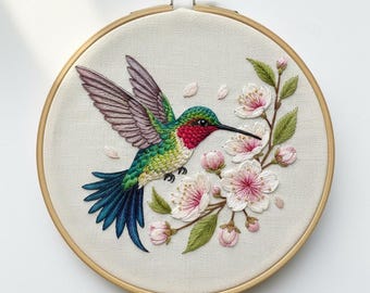Colibrí con flores bordado a mano, diseño de bordado de pájaro, descarga instantánea (plantilla PDF)