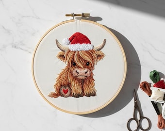 Molde de Bordado Natalino de Vaca das Terras Altas em PDF | Bezerro fofinho com gorro de Papai Noel para Bordar à Mão | Modelo de Bordado Festivo Faça Você Mesmo