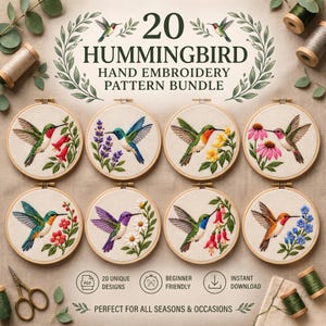 Op de afbeelding: Een digitale afbeelding met de titel 20 HUMMINGBIRD HAND EMBROIDERY PATTERN BUNDLE met acht ronde borduurringen met diverse kolibrie- en bloemmotieven, vergezeld door een stofschaar en klossen garen.