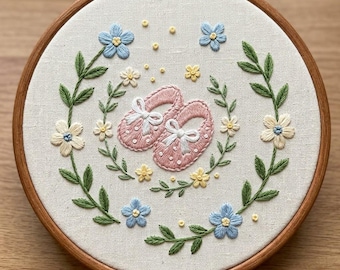 Patrón de bordado de zapatos de bebé con flores, diseño de bordado a mano de corona de zapatos, diseño de regalo para recién nacidos (descarga en PDF)