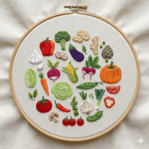 Puede incluir: Aro de bordado con una colorida disposición de verduras bordadas. El diseño incluye pimiento rojo, brócoli, berenjena, calabaza y otros productos. El aro es de madera y la tela es de color beige claro.