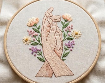 Patrón de bordado de manos entrelazadas con motivos florales, diseño de bordado de manos entrelazadas, diseño floral de pareja entrelazadas en formato PDF para descargar.