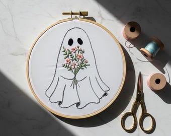 Motif de broderie fantôme avec fleurs PDF | Joli motif de broderie à la main fantasmagorique avec bouquet | Modèle de point d'Halloween bricolage