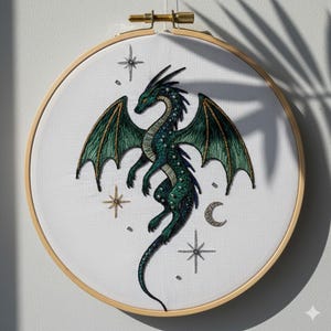 以下が含まれることがあります： 木製のフレームに刺繍されたドラゴンのアート。 ドラゴンは緑色で、金色のアクセントと翼が広がっています。 デザインには、星と三日月が白い背景に描かれています。 フレームの直径は約20cmです。