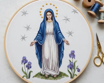 聖母マリアの刺繍パターンPDF | アイリスの花を使った宗教的な手刺繍デザイン | DIYクリスチャンステッチテンプレート