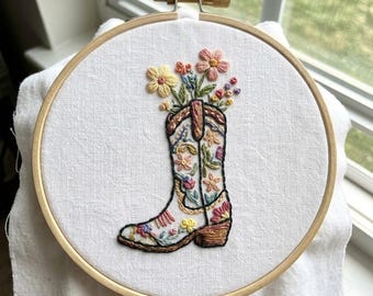 Diseño de bota vaquera con flores bordadas a mano, patrón de bota con flores bordadas, archivo PDF