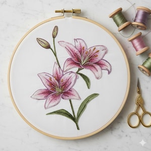 Peut inclure: Broderie de lys roses dans un cercle en bois. Le motif floral présente des nuances détaillées et des feuilles vertes. Des bobines de fil de différentes nuances de rose et de vert, et des ciseaux dorés sont disposés autour du cercle sur une surface blanche.