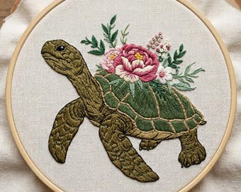 ウミガメの手刺繍デザイン、花柄のカメの手刺繍パターン、カメの動物刺繍デザイン（PDFダウンロード）