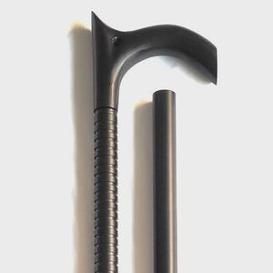 Könnte beinhalten: Schwarzer, verstellbarer Gehstock mit gebogenem Griff und geriffeltem Schaft. Der Stock ist zerlegt dargestellt, mit Griff und zwei Schaftteilen getrennt. Die Höhe ist verstellbar.