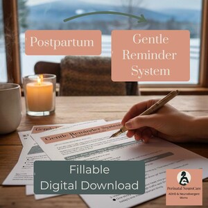 Könnte beinhalten: Ein Holztisch mit einer brennenden Kerze in einem Glas, einer Tasse und bedruckten Papieren. Der Text auf den Papieren lautet "Gentle Reminder System" und "Fillable Digital Download". Das Bild enthält auch die Wörter "Postpartum" und "Perinatal NeuroCare".